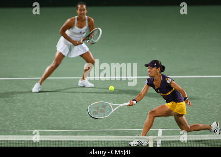 Osaka, Japan. (L, R) Heather Watson (GBR), Kimiko Date Krumm (JPN), 9. Oktober 2012 - Tennis: HP Japan Frauen Open Tennis 2012, entsprechen Damendoppel zunächst rund um Utsubo Tennis Center, Osaka, Japan.  (Foto von Akihiro Sugimoto/AFLO SPORT) [1080] Stockfoto