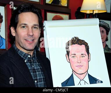 New York, USA. 9. Oktober 2012. Paul Rudd auf das Porträt Enthüllung für die Besetzung von Broadway 'Grace' bei Sardi (Debra L Rothenberg für New York tägliche Nachrichten) innen für Karikatur Enthüllung für Stars of GRACE bei Sardi, Sardi Restaurant, New York, NY 9. Oktober 2012. Foto von: Lee/Everett Collection Stockfoto