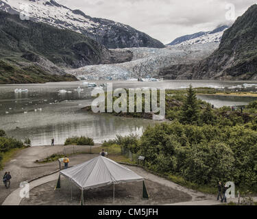 5. Juli 2012 wird vom Besucherzentrum Mendenhall Gletscher - Borough Of Juneau, Alaska, US - Mendenhall Gletscher, umgeben von den majestätischen Coast Mountain Range, angesehen. Ab 1951â€ "1958 zogen die Endstation des Gletschers, mündet in Mendenhall Lake von seiner Quelle 12 Meilen von Juneau-Lcefield, 1.900 Metern 580Â. Seit 1958 hat es 1,75 Meilen (2.82Â km) zurück, wenn Mendenhall Lake entstand. Eisberge schwimmen auf der Oberfläche des Sees. Mehr als 350.000 Menschen jährlich besuchen um zu sehen, sein Gesicht, eine Wand mehr als 100 Fuß hoch und eine Meile breit. (Kredit-Bild: © Arnold Drapkin/ZUMAPRESS.c Stockfoto