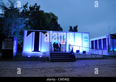 Cheltenham, Vereinigtes Königreich. 9. Oktober 2012. Cheltenham Literature Festival findet 5.-14. October2012 und wird gesponsert von Zeitungen The Times - das Newseum Zelt zeigt leuchtet in der Dämmerung. Stockfoto