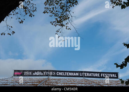 Cheltenham, Vereinigtes Königreich. 9. Oktober 2012. Ein Banner oben auf einem Zelt bedeckt im Herbst Blätter Werbung The Cheltenham Literature Festival gesponsert von Zeitungen The Times, 5.-14. Oktober 2012 stattfindet. Stockfoto