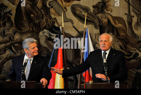 Der deutsche Bundespräsident Joachim Gauck, linke und seinem tschechischen Amtskollegen Vaclav Klaus, Recht, sprechen während der Pressekonferenz auf der Prager Burg Mittwoch, 10. Oktober 2012. Gauck zahlt den ersten Besuch in der Tschechischen Republik in seiner Funktion. Stockfoto