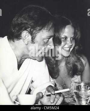 LINDA BLAIR mit Richard Burton auf der Pressekonferenz, den Nachfolger von The Exorcist, Herold genannt The Heretic: Exorzist II. (Kredit-Bild: © Cp/Globe Photos/ZUMAPRESS.com) Stockfoto