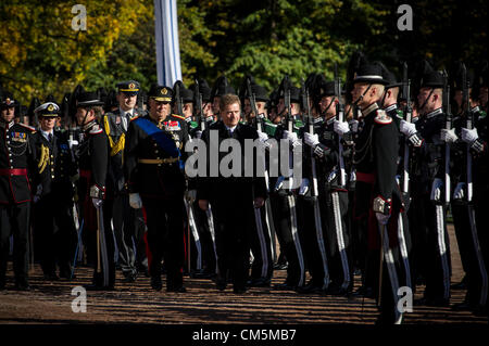 Oslo, Norwegen. 10.10.2012. Der finnische Präsident Sauli Niinsto und der norwegische König Harald außerhalb des Schlosses in Oslo zu sehen. Stockfoto