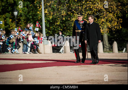 Oslo, Norwegen. 10.10.2012. Der finnische Präsident Sauli Niinsto und der norwegische König Harald außerhalb des Schlosses in Oslo zu sehen. Stockfoto