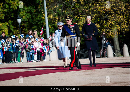 Oslo, Norwegen. 10.10.2012. König Harald gesehen außerhalb der Burg zu Fuß mit Königin Sonja und Kronprinzessin Mette Marit, während des Staats Besuch aus Finnland. Stockfoto