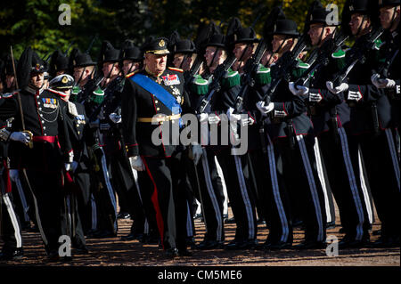 Oslo, Norwegen. 10.10.2012. König Harald inspiziert der königlichen Garde vor der finnische Präsident Sauli Niinsto und seine Frau kommt Jenni Haukio auf der Burg zu einem Staatsbesuch. Stockfoto