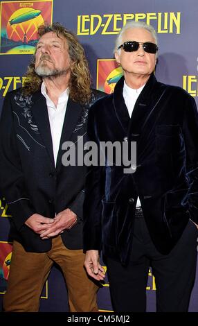 New York, USA. 9. Oktober 2012. Robert Plant, Jimmy Page (Led Zeppelin) im Ankunftsbereich für Led Zeppelin Feier Tag Premiere, The Ziegfeld Theatre, New York, NY 9. Oktober 2012. Foto von: Lee/Everett Collection / Alamy Live News Stockfoto