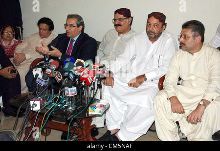 Sindh Bildungsminister, richtet Pir Mazhar-Ul-Haq an Medien Personen während einer Pressekonferenz im Menschen Party (PPP) MPA Imdad Patafi Residence in Hyderabad am Mittwoch, 10. Oktober 2012. Sindh Informationsminister, Sharjeel Memon, Sindh Gesetz Minister, Ayaz Soomro und andere stellen auch bei dieser Gelegenheit. Stockfoto