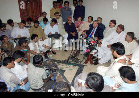 Sindh Bildungsminister, richtet Pir Mazhar-Ul-Haq an Medien Personen während einer Pressekonferenz im Menschen Party (PPP) MPA Imdad Patafi Residence in Hyderabad am Mittwoch, 10. Oktober 2012. Sindh Informationsminister, Sharjeel Memon, Sindh Gesetz Minister, Ayaz Soomro und andere stellen auch bei dieser Gelegenheit. Stockfoto