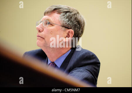 10. Oktober 2012 bezeugt - Washington, District Of Columbia, USA - Unterstaatssekretär für Management PATRICK KENNEDY vor House Oversight and Government Reform Committee im Rahmen einer Anhörung mit Schwerpunkt auf die Sicherheitslage in Benghazi im Vorfeld der 11.September Angriff, der die Ermordung von US-Botschafter in Libyen J. Christopher Stevens geführt. (Bild Kredit: Pete Marovich/ZUMAPRESS.com ©) Stockfoto