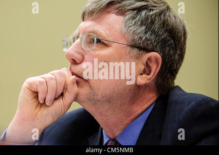 10. Oktober 2012 bezeugt - Washington, District Of Columbia, USA - Unterstaatssekretär für Management PATRICK KENNEDY vor House Oversight and Government Reform Committee im Rahmen einer Anhörung mit Schwerpunkt auf die Sicherheitslage in Benghazi im Vorfeld der 11.September Angriff, der die Ermordung von US-Botschafter in Libyen J. Christopher Stevens geführt. (Bild Kredit: Pete Marovich/ZUMAPRESS.com ©) Stockfoto