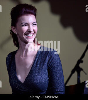 Amerikanische Chanson-Sänger Chrysta Bell, deren Debüt-Album This Train genannt wurde produziert von dem berühmten Regisseur David Lynch, führt in Prag, Tschechische Republik. 10. Oktober 2012. Stockfoto