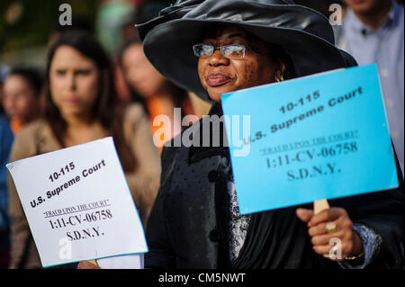 10. Oktober 2012 gehört - Washington, District Of Columbia, USA - Befürworter der Affirmative Action Rallye außerhalb der United States Supreme Court am Mittwoch, als das Gericht einen Fall, der bestimmen könnte wie Universitäten nutzen die Affirmative Action an Standorten bundesweit. (Bild Kredit: Pete Marovich/ZUMAPRESS.com ©) Stockfoto