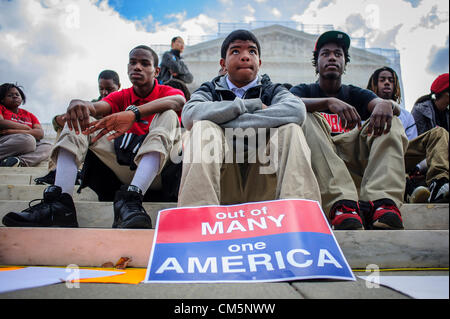 10. Oktober 2012 gehört - Washington, District Of Columbia, USA - Befürworter der Affirmative Action Rallye außerhalb der United States Supreme Court am Mittwoch, als das Gericht einen Fall, der bestimmen könnte wie Universitäten nutzen die Affirmative Action an Standorten bundesweit. (Bild Kredit: Pete Marovich/ZUMAPRESS.com ©) Stockfoto