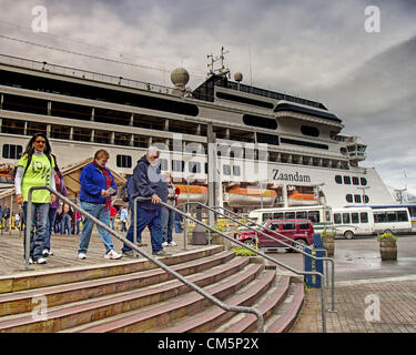 5. Juli 2012 - Borough Of Juneau, Alaska, US - Kreuzfahrtschiff Passagiere aus Holland America Lines ms Zaandam an der Uferpromenade in Juneauâ€™ s Cruise Terminal auf dem Weg zu einer Tour. (Kredit-Bild: © Arnold Drapkin/ZUMAPRESS.com) Stockfoto