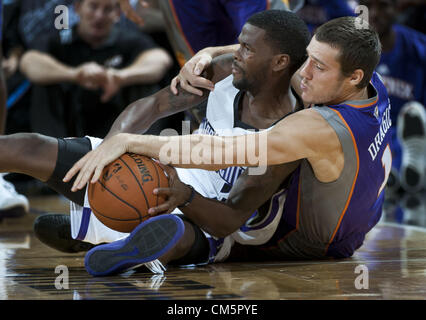 10. Oktober 2012 - Sacramento, CA, USA - The Sacramento Kings Aaron Brooks ist Foul von Goran Dragic, von den Phoenix Suns nach schlich er sich den Ball von ihm während eines Spiels der Vorsaison im Power Balance Pavillon in Sacramento, Kalifornien (Credit-Bild: © Hector Amezcua/Sacramento Bee/ZUMAPRESS.com) Stockfoto