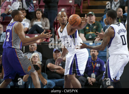 10. Oktober 2012 - klaut Sacramento, CA, USA - The Sacramento Kings Chuck Hayes, den Ball von Wesley Johnson von den Phoenix Suns als Teamkollegen Thomas Robinson zu unterstützen während der 102 bis 96 Sieg während das erste Spiel der Vorsaison im Power Balance Pavillon in Sacramento. (Kredit-Bild: © Hector Amezcua/Sacramento Bee/ZUMAPRESS.com) Stockfoto