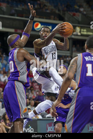 10. Oktober 2012 - Sacramento, CA, USA - The Sacramento Kings Tyreke Evans geht in den Korb gegen die Phoenix Suns Jermaine O'Neal in einem pre-Season-Spiel im Power Balance Pavillon in Sacramento, Kalifornien (Credit-Bild: © Hector Amezcua/Sacramento Bee/ZUMAPRESS.com) Stockfoto