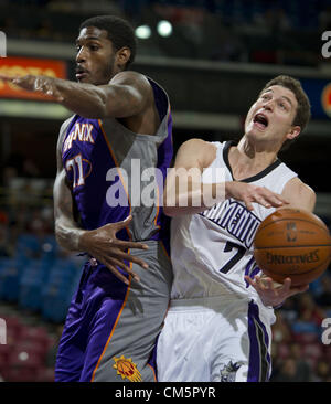 10. Oktober 2012 ist von Solomon Jones von den Phoenix Suns in einem pre-Season-Spiel im Power Balance Pavillon in Sacramento - Sacramento, CA, USA - The Sacramento Kings Jimmer Fredette, (7) gefoult. Die Könige gewann 102 bis 96. (Kredit-Bild: © Hector Amezcua/Sacramento Bee/ZUMAPRESS.com) Stockfoto