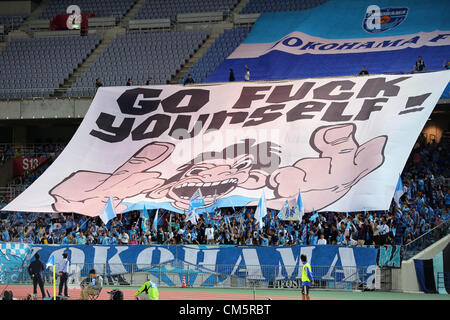 FCYokohama FC-Fans (Yokohama FC), 10. Oktober 2012 - Fußball / Fußball: Yokohama FC Fans erzählen ihren Lokalrivalen besichtigen Sie in ihren besten japanischen Yokohama FC-Fans (Yokohama FC), 10. Oktober 2012 - Fußball / Fußball: Yokohama FC Fans halten ein großes Banner, die darauf abzielen, ihre Rivalen kurz vor dem Start der 92. Kaiser Cup, 3. Runde match zwischen Yokohama F Marinos 2-1 Yokohama FC NISSAN Stadium , Kanagawa, Japan. Shunsuke Nakamura, früher von Celtic, erzielte zwei Freistöße wie Yokohama F Marinos gewann das Spiel mit 2: 1. (Foto von Daiju Kitamura/AFLO SPORT) [1045] Stockfoto