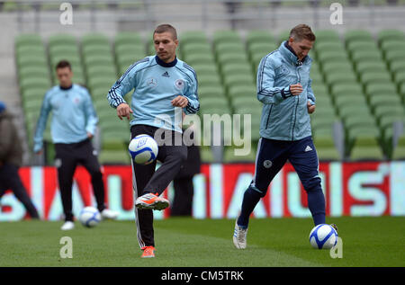 11.10.2012. Aviva Stadion, Dublin, Irland.  Lukas Podolski (L) und Bastian Schweinsteiger Deutschlands teilnehmen am Training im Aviva Stadium in Dublin, Irland, 11. Oktober 2012. Die deutsche Nationalmannschaft spielt ein WM-Qualifikationsspiel gegen Irland am 12. Oktober 2012. Stockfoto