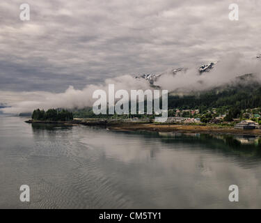 5. Juli 2012 - Borough Of Juneau, Alaska, US - niedrig liegenden Wolken und Morgennebel hängen über der Stadt von Douglas auf Douglas Island nur über Gastineau Channel von Juneau, verdeckt die Berge von der Coast Range. (Kredit-Bild: © Arnold Drapkin/ZUMAPRESS.com) Stockfoto