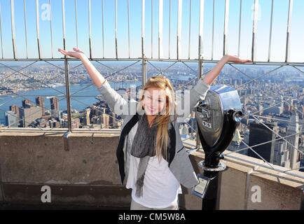 11. Oktober 2012 Touren - Manhattan, New York, USA - OLIVIA HOLT, am besten bekannt für ihre Hauptrolle in der Disney XD '' Kickin 'It '', 86. Stockwerk des Empire State Building Observatory 11. Oktober 2012, die bevorstehende Disney Channel Original Movie, Girl vs. Monster zu fördern. Olivia stars wie "Lerche" in der Halloween-Thema original-Film über ein junges Mädchen, dass sie eine fünfte Generation Monster Hunter ist das Familiengeheimnis entdeckt. (Bild Kredit: Bryan Smith/ZUMAPRESS.com ©) Stockfoto