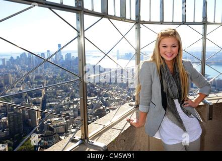 11. Oktober 2012 Touren - Manhattan, New York, USA - OLIVIA HOLT, am besten bekannt für ihre Hauptrolle in der Disney XD '' Kickin 'It '', 86. Stockwerk des Empire State Building Observatory 11. Oktober 2012, die bevorstehende Disney Channel Original Movie, Girl vs. Monster zu fördern. Olivia stars wie "Lerche" in der Halloween-Thema original-Film über ein junges Mädchen, dass sie eine fünfte Generation Monster Hunter ist das Familiengeheimnis entdeckt. (Bild Kredit: Bryan Smith/ZUMAPRESS.com ©) Stockfoto