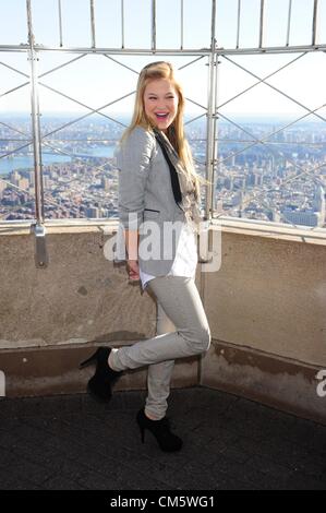 11. Oktober 2012 Touren - Manhattan, New York, USA - OLIVIA HOLT, am besten bekannt für ihre Hauptrolle in der Disney XD '' Kickin 'It '', 86. Stockwerk das Empire State Building Observatory, die bevorstehende Disney Channel Original Movie, Girl vs. Monster zu fördern. Olivia stars wie "Lerche" in der Halloween-Thema original-Film über ein junges Mädchen, dass sie eine fünfte Generation Monster Hunter ist das Familiengeheimnis entdeckt. (Bild Kredit: Bryan Smith/ZUMAPRESS.com ©) Stockfoto