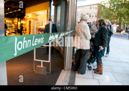 Exeter, UK. 12. Oktober 2012. Der John Lewis Store Exeter auf Moning der Öffnung mit über 150 Kunden in der Warteschlange um die Ecke Sidwell Straße im Stadtzentrum von Exeter, UK. Bildnachweis: Clive Chilvers / Alamy Live News Stockfoto