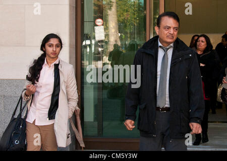 London, UK. 12. Oktober 2012. Vinod Hindocha, Vater des Mordopfers Anni Sherin, und seine Nichte Sonal Chotai verlassen Westminster Magistrates Court für den Fall ihres Ehemannes Opfer, Sherin Dewani, die ihren Mord beschuldigt und kämpft Auslieferung nach Südafrika zu beantworten für ihren Tod in Rechnung stellt. Bildnachweis: Pete Maclaine / Alamy Live News Stockfoto