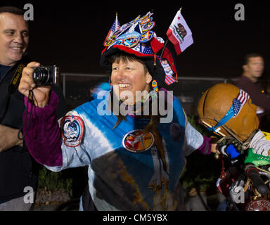 Kalifornien, USA. 12. Oktober 2012. Ein Zuschauer Fotografien des NASA Spaceshuttle Endeavour, wie es eine 12-Meilen-Reise auf der Straße zu seinem neuen Haus an der California Science Center in Los Angeles, Kalifornien, USA 12. Oktober 2012 beginnt. Endeavour 25 Missionen abgeschlossen, verbrachte 299 Tage im Orbit und umkreiste die Erde 4.671 Zeiten während der Reise 122,883,151 Meilen. Ab 30. Oktober das Shuttle werden auf dem Display in der Samuel erste Space Shuttle Endeavour anzeigen Pavillon. Stockfoto
