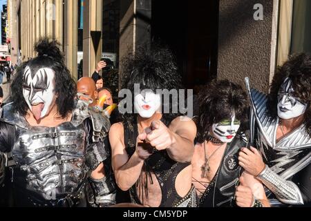 Mitglieder zu küssen Gene Simmons, Paul Stanley, Eric Singer, Tommy Thayer, geben Sie den Sirius XM Studios unterwegs für Promi-Schnappschüsse-do, Midtown Manhattan, New York, NY 11. Oktober 2012. Foto von: Ray Tamarra/Everett Collection Stockfoto