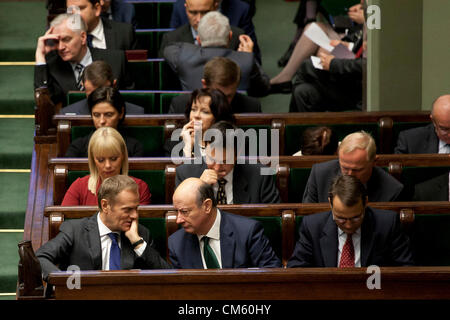 12. Oktober 2012. Warschau, Polen. Aussetzen des Premierministers und Vertrauensbeweis für die gegenwärtige Regierung im Parlament (Sejm). Auf dem Bild - Premierminister Donald Tusk (links), Minister für Finanzierung von Jacek Rostowski (Mitte), Minister für Angelegenheiten der ausländischen Radoslaw Sikorski (rechts) Stockfoto