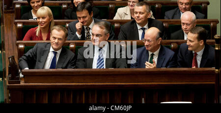 12. Oktober 2012. Warschau, Polen. Aussetzen des Premierministers und Vertrauensbeweis für die gegenwärtige Regierung im Parlament (Sejm). Auf dem Bild - Ministerpräsident Donald Tusk (links), stellvertretender Ministerpräsident Waldemar Pawlak (Mitte links), Finanzminister Jacek Rostowski (Mitte rechts), Minister für Angelegenheiten der ausländischen Radoslaw Sikorski (rechts) Stockfoto