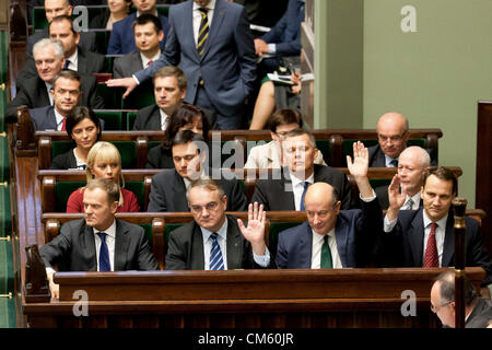 12. Oktober 2012. Warschau, Polen. Aussetzen des Premierministers und Vertrauensbeweis für die gegenwärtige Regierung im Parlament (Sejm). Auf dem Bild - Ministerpräsident Donald Tusk (links), stellvertretender Ministerpräsident Waldemar Pawlak (Mitte links), Finanzminister Jacek Rostowski (Mitte rechts), Minister für Angelegenheiten der ausländischen Radoslaw Sikorski (rechts) Stockfoto