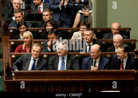 12. Oktober 2012. Warschau, Polen. Aussetzen des Premierministers und Vertrauensbeweis für die gegenwärtige Regierung im Parlament (Sejm). Auf dem Bild - Ministerpräsident Donald Tusk (links), stellvertretender Ministerpräsident Waldemar Pawlak (Mitte links), Finanzminister Jacek Rostowski (Mitte rechts), Minister für Angelegenheiten der ausländischen Radoslaw Sikorski (rechts) Stockfoto