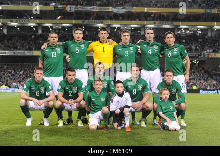 12.10.2012 Dublin, Irland. Republik Irland ab 11 zurück Rudern (L-R) Jonathan Walters, Darren O'Dea, Keiren Westwood, Stephen Ward, John O'Shea und Keith Andrews. Vorderreihe (L-R) James McCarthy, Seamus Coleman, Keith Fahey, Simon Cox und Aiden McGeady vor der World Cup-Gruppe C-Qualifikationsspiel zwischen der Republik Irland und Deutschland aus dem Aviva Stadion, Dublin. Stockfoto