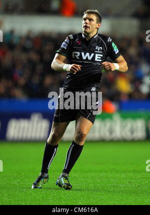 Freitag, 12. Oktober 2012 im Bild: Dan Biggar der der Fischadler.  Re: Heineken Cup, Fischadler V Benetton Treviso in der Liberty Stadium, SWansea, Südwales. Stockfoto