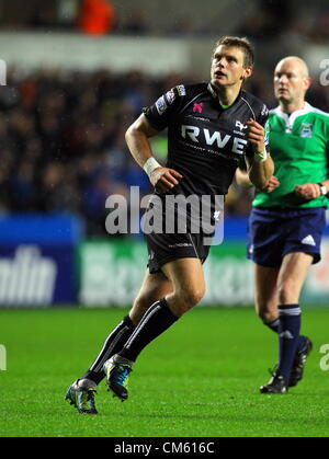 Freitag, 12. Oktober 2012 im Bild: Dan Biggar der der Fischadler.  Re: Heineken Cup, Fischadler V Benetton Treviso in der Liberty Stadium, SWansea, Südwales. Stockfoto