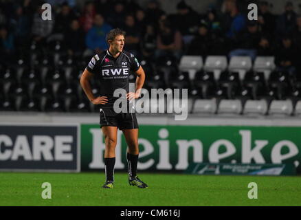 Freitag, 12. Oktober 2012 im Bild: Ashley Beck von der Fischadler.  Re: Heineken Cup, Fischadler V Benetton Treviso in der Liberty Stadium, SWansea, Südwales. Stockfoto