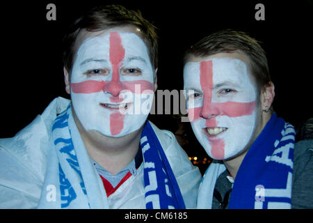 12. Oktober 2012. Wembley, London, UK. Fans und Unterstützer versammeln sich vor dem Fußball-WM-Qualifikationsspiel zwischen England und San Marino im Wembley Stadion in London Stockfoto