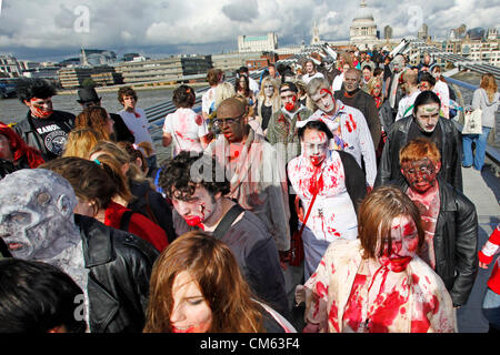 UK, London. 13. Oktober 2012. Teilnehmer als Zombies verkleidet am Welttag der Zombie, London Fundraising Charity Walk zu sensibilisieren und helfen, Hunger und Obdachlosigkeit. 50 Städte weltweit teilnehmen. Stockfoto