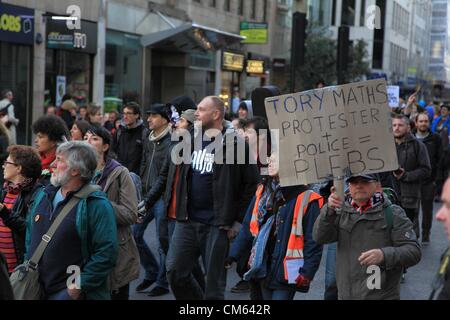 London, UK, 13. Oktober 2012 besetzen London marschieren durch Ringhotel in Richtung Rathaus anlässlich des einjährigen Jubiläum. Es war auch Teil eines internationalen Protest-Tages "Global Noise Day" genannt. Viele der Proteste hatten Töpfe und Pfannen, Lärm während der Versammlung zu machen. Stockfoto