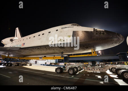 Inglewood, Los Angeles, CA, USA-12 Oktober 2012 - die Space Shuttle Endeavour wird durch die Straßen von Los Angeles auf dem Weg in sein Zuhause an der California Science Center geschleppt, machen einen nächtlichen Anschlag auf La Cienega und Manchester Blvd, wo ein Toyota Tundra LKW ersetzt den schwereren Transport um es über die Brücke über die 405 Freeway schleppen. Das Shuttle wurde im Jahr 2011 außer Dienst gestellt als das Raumfahrtprogramm der NASA eingestellt wurde. Stockfoto