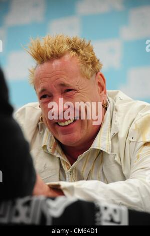 13. Oktober 2012 - New York, New York, USA - JOHN LYDON, früher als "Johnny Rotten" unterschreibt Kopien seiner Band neuen Datensatzes "Public Image Ltd.: Dies ist PiL' und andere PiL Erinnerungsstücke an J & R Musik in Manhattan. PiL sind heute Abend im Hammerstein Ballroom durchführen. (Bild Kredit: Bryan Smith/ZUMAPRESS.com ©) Stockfoto