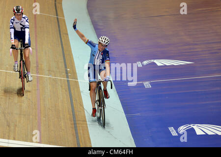 Annette Williams (USA) gewinnt die Frauen 45 + Altersgruppe 15 km Punkterennen auf der 2012 UCI Track Masters-Weltmeisterschaften in Manchester, UK 13.10.2012 statt Stockfoto