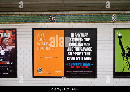 New York, NY, 13. Oktober 2012.  Side-by-Side-Werbung, Förderung von Toleranz der Muslime den kündigende Jihad, eine Wand in der Times Square u-Bahnstation Papier. Stockfoto