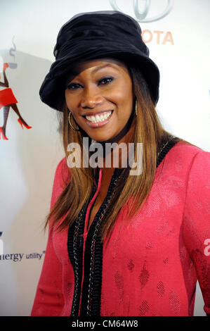 13. Oktober 2012 - Beverly Hills, Kalifornien, USA - Musiker-YOLANDA ADAMS den roten Teppich am LA Focus 15. jährlichen Damen High Tea, Beverly Hilton Hotel in Beverly Hills, Kalifornien, USA am 13. Oktober 2012..Credit Bild Cr Scott Mitchell/ZUMA Press (Credit-Bild: © Scott Mitchell/ZUMAPRESS.com) Stockfoto